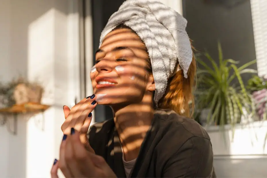 15 Essential Oils for Sunburn Relief (With DIY Recipes!)